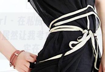 3Agirl - 在私房相册中，盈盈的黑丝美臀一角居然让我考虑要不要跟风……图片实在太诱人了。