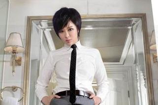 AISS爱丝(钻石版) - 当松果儿穿上礼服，图片中潜藏的流行和小金链效果。