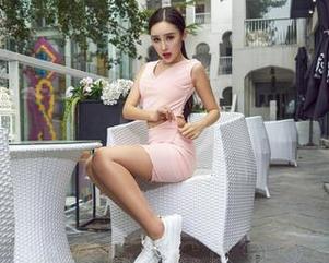 爱丝的作品：泳衣勒得像太空舱，但图片意外好看