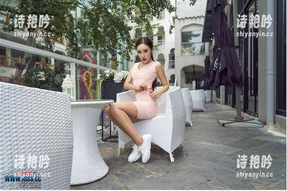 爱丝的作品：泳衣勒得像太空舱，但图片意外好看