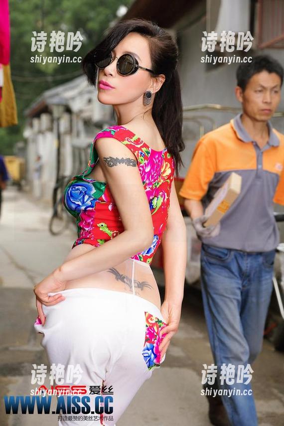 “爱丝”盛放的绿茵场，黑丝之下的小故事，免费图册等你来翻！