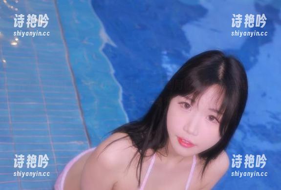 Addielyn(에디린)的户外套图：与大树同框，只为这完美的自拍角度（树上那只小鸟很配合）！