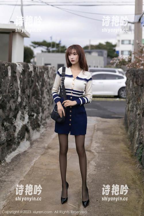 Xiuren秀人网 - 古月小同学的校园写真：图包里的随意散步时光