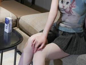 Xiuren秀人网 - 资源在手，童千艺cara的牛仔裤写真集带你重新认识‘大长腿’！