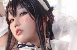 七七娜娜子的这组毛衣写真，冷冽的季节里，给人一种无形的温柔感。