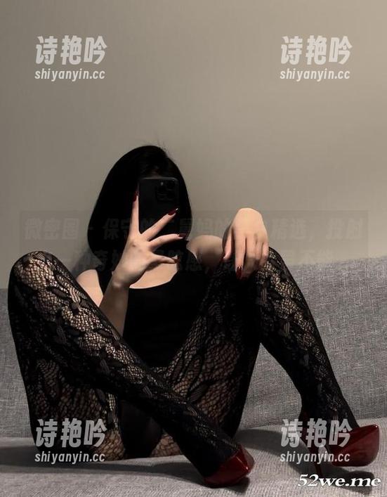 微密圈 - 保守的二舅妈的黑白精选，投射出一种奇妙的晕眩感，让人欲罢不能。
