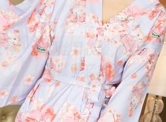 克拉女神 - 依娜丝穿校服，这图片里面还有哪些玄机？
