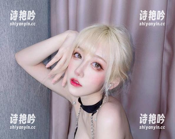 原图中，啾小妍的红裙闪耀着迷离光彩