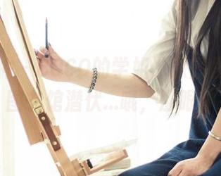 头条女神 - COCO的学姐，原图里像是在图书馆潜伏...哦，那眼神