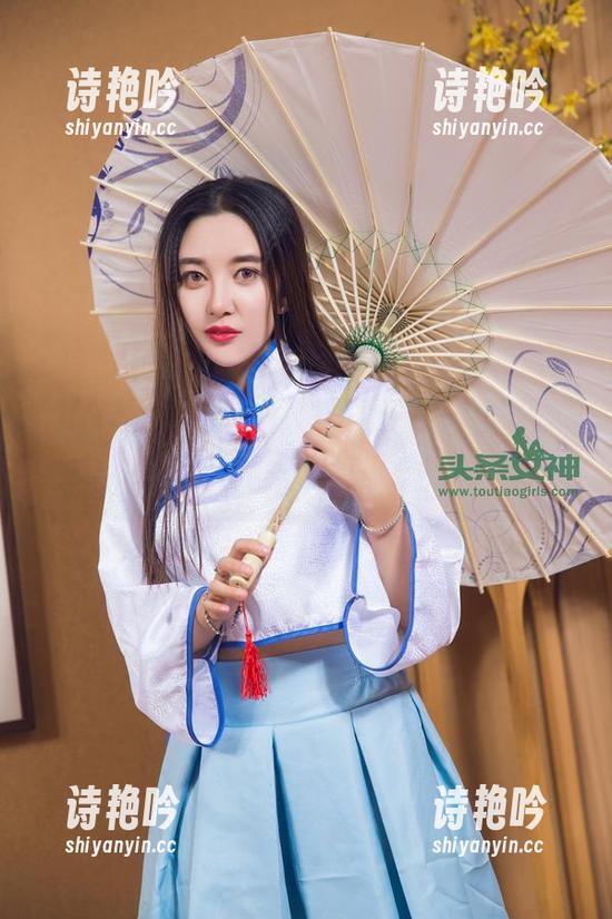 头条女神 - 筱溪制服在线，图片展示似乎在传递一种无声的叙述，真想往下聊聊。