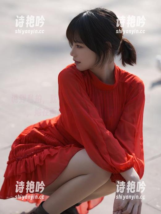 说到私拍，就不能忽略小仓千代w的红裙，她在画面里舞动得惬意得很。