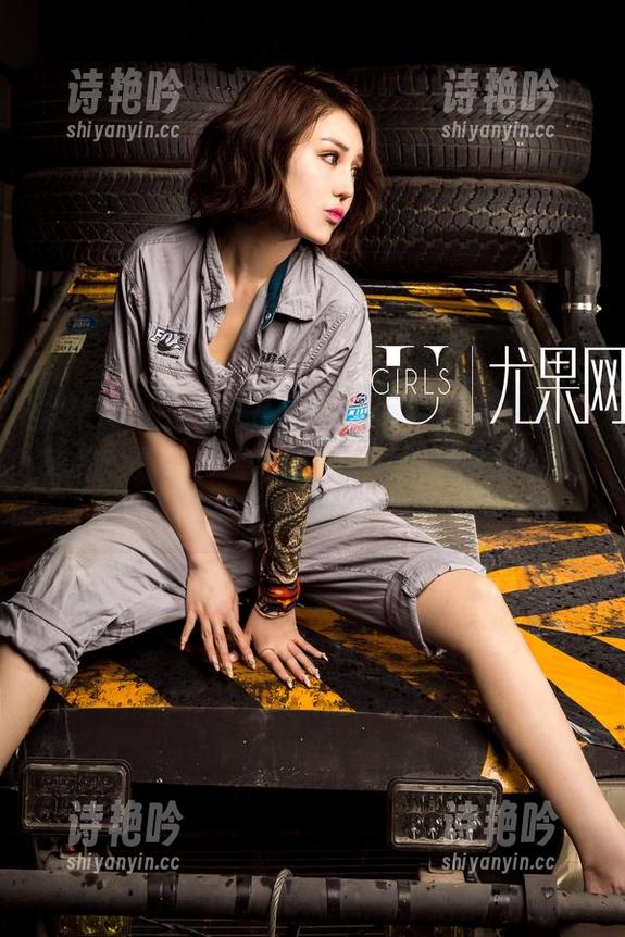 尤果网 - 从芝芝Booty的吊带写真来看，简约也是一种诱惑呀，不得不承认确实是功能性的。