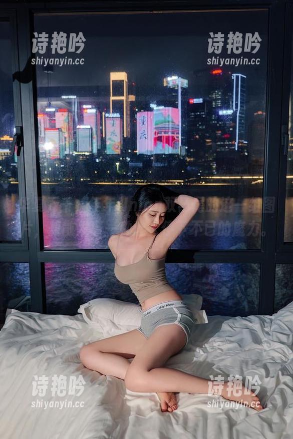 年年Nnian 华夏万千,年年Nnian双马尾的这一组图片,却散发着一种让人停下不已的魔力。