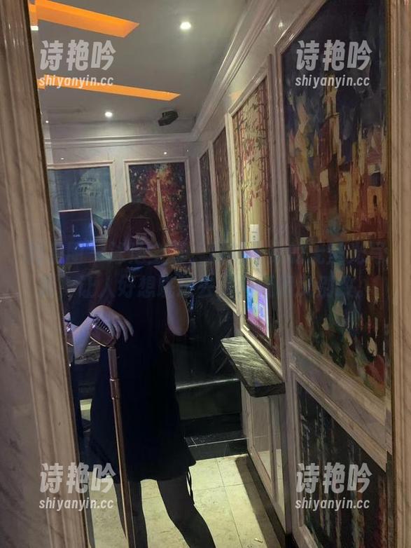 微密圈 - 泳池全景，提袜少女的无圣光写真，让人好想跳进去，但低调又别致。