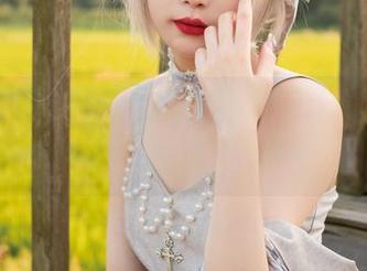全套黑长服，梨瑾瑾G级上演，原图中的每个动作都在默念“别让我冷”。