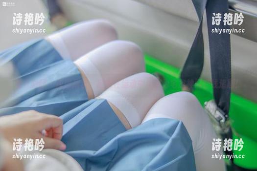 森萝财团-甜米 森萝财团 - 原图展示:甜米在运动中化身为宅家神器在线追剧!