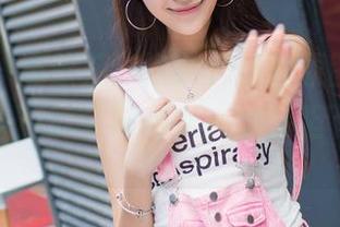 爱蜜社 - 黄歆苑这次的裤里丝原图，你得小心点，可能会被美炸哦！有胆下载试试。