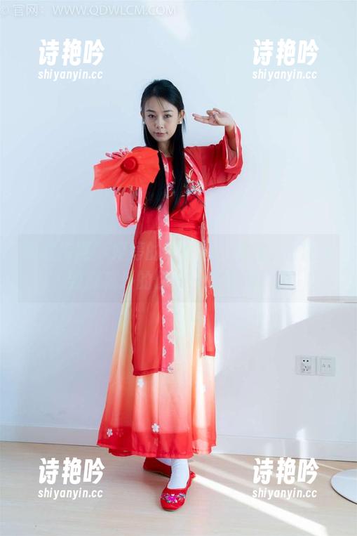 物恋传媒 - 婷婷的连衣裙，在线上也能撩到屏幕外的你——瞧这图片。