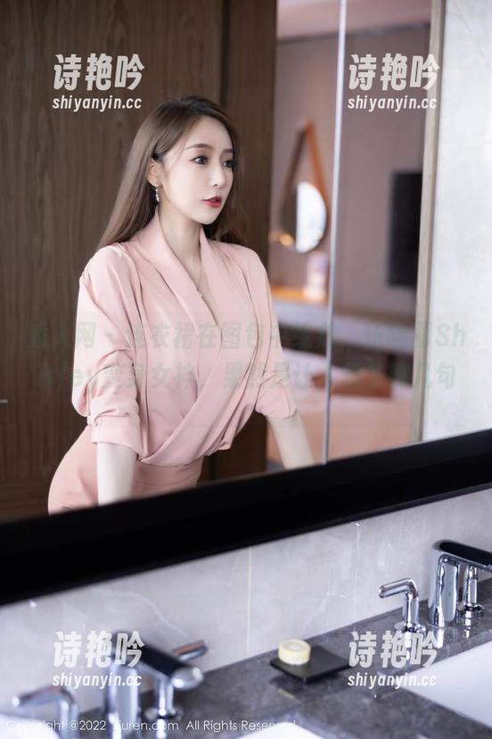 秀人网-伍晓丽Shirley 秀人网 - 连衣裙在图包中绽放,伍晓丽Shirley变身女神,果然是让人想多聊几句。