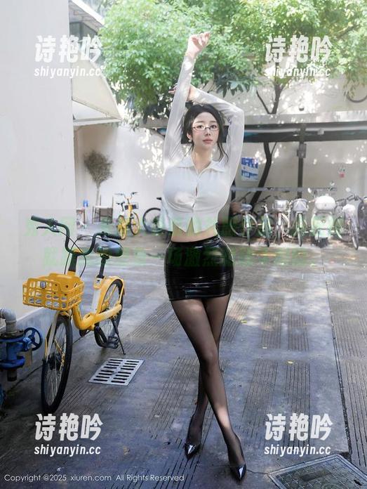 秀人网-米妮大萌萌 秀人网 - 米妮大萌萌的礼服作品,搭配得就跟我的想象一场激烈的战斗似的。