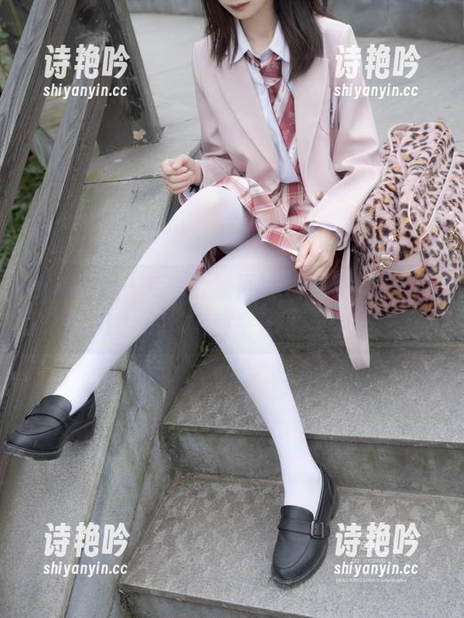 紧急企划-见希 紧急企划 - 毛衣合集更新,见希的穿搭太有戏了!每一件都是在和我耳语吗?