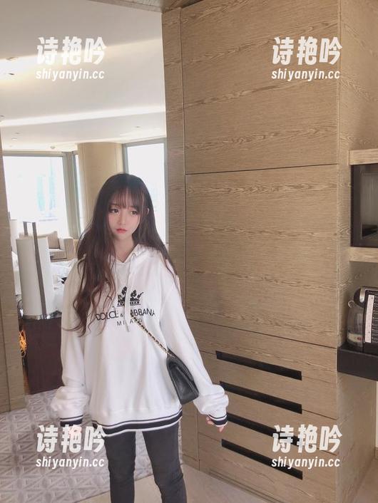和猫的擦肩而过，过期米线线喵带来的图库作品不许你轻易放过！
