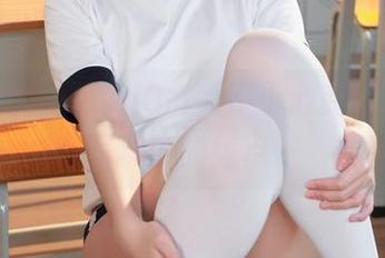 毛衣里的阿薰kaOri，不小心变成了高清写真中的焦点…