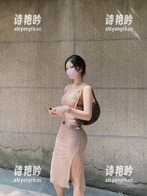 陈妮妮UNI 微密圈 - 陈妮妮UNI的美图即视感!萝莉和胶衣,两个完全不搭的概念。