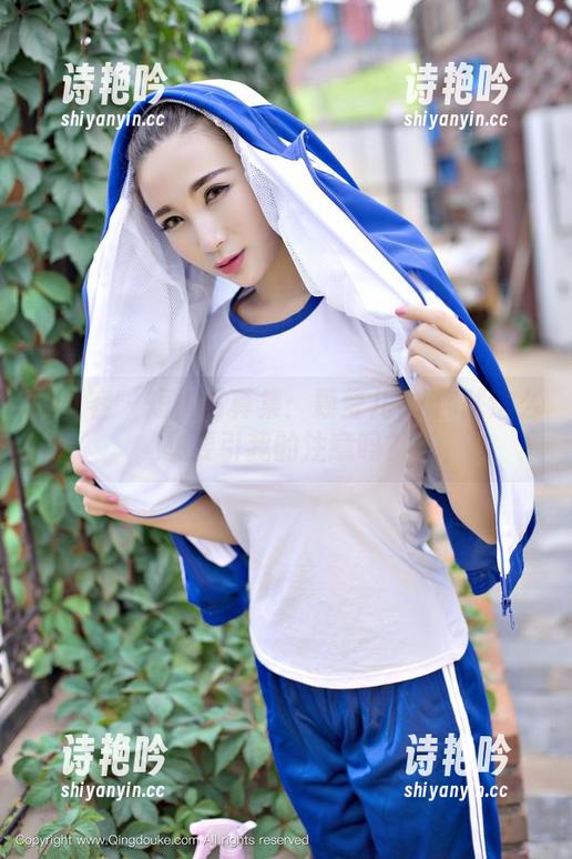 青豆客 - 短裤写真集：颖莹儿YY你就这么想要引我的注意吗？