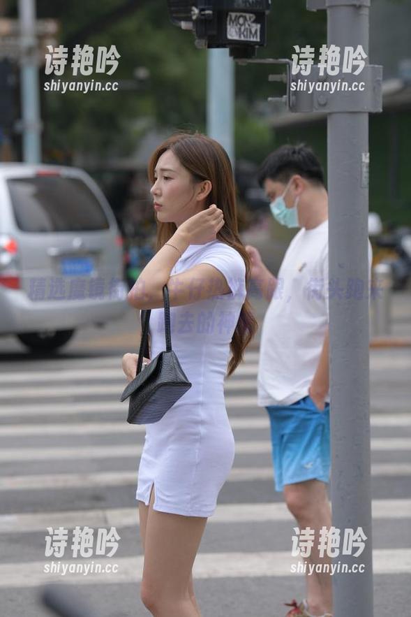 精选魔镜街拍，牛仔热裤高跟，街头跑来跑去的神情