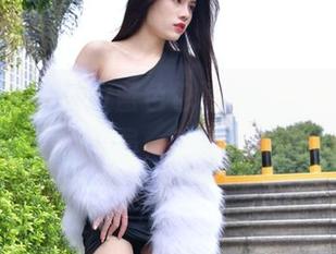 魔镜街拍：这位蓝色包臀裙黑丝美女，果然是图库的特派员，任务完成得太完美。