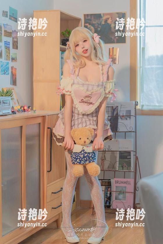 黏黏团子兔 黏黏团子兔的黑色资源,光影交错间,似乎有些微妙的暗示在超现实流转。